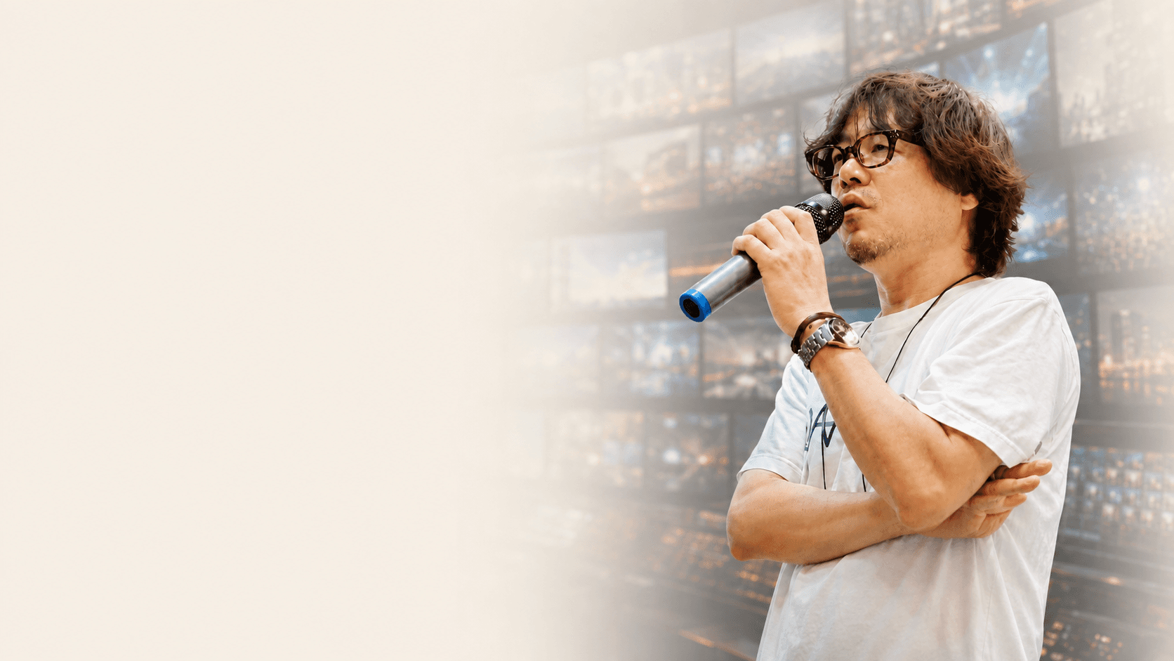 マイクを手に話す代表・放送作家の須平敦宣